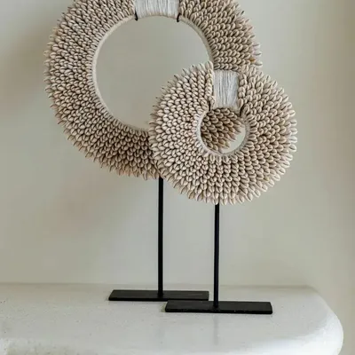 Decorative objects - The Papua Shell Disc on Stand - White - S - BAZAR BIZAR LIVING