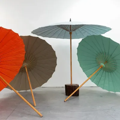 Accessoires de déco extérieure - Parasols d'extérieur Amapola en bois et parasol par CEU Studio - TULESTE FACTORY