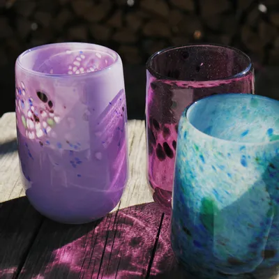 Verres - Vases colorés en verre d'art — Des verres uniques et éclatants - JANE AND MERY