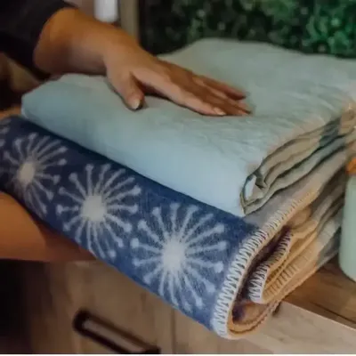 Plaids - Plaid couverture en laine, Folklore floral Bleu - WOOL ONLY BY JOWOLLINA
