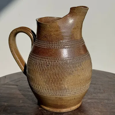 Carafes - Carafe en grès du Berry beige à frises et motifs géométriques quadrillés - OFFICE OBJETS