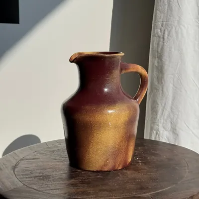 Carafes - Très grande carafe en céramique bordeaux et beige. H24. Marque : Auslnay - OFFICE OBJETS