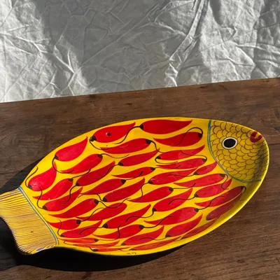 Plats et saladiers - Plat décoratif en forme de poisson fond jaune à décor de piments rouges - OFFICE OBJETS