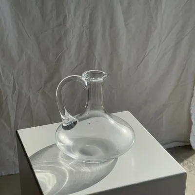 Carafes - Carafe en verre vintage à anse panse aplatie évasée H18 - OFFICE OBJETS