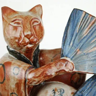 Ceramic - Minato (cat wearing a kimono and dancing with fans) - SABMULLER CERAMICS