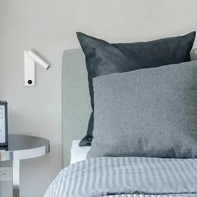 Wall lamps - MANHATTAN wall lamp with reader, USB plug in white - LUXCAMBRA