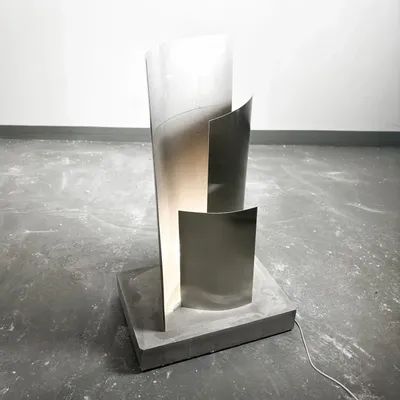 Lampadaires - Lampe sur pied sculpturale en béton et acier inoxydable [ESSENZ] - CASE STUDIOS