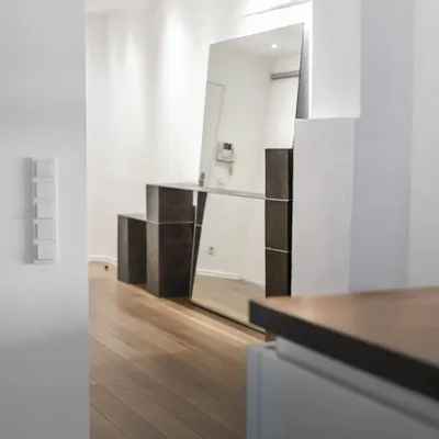 Comptoir - Buffet en acier inoxydable avec miroir et banc intégrés - CASE STUDIOS