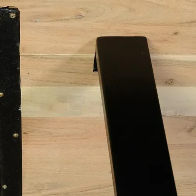 Tables Salle à Manger - Table à manger en bois d'acacia naturel et pieds en métal noir - GINER Y COLOMER