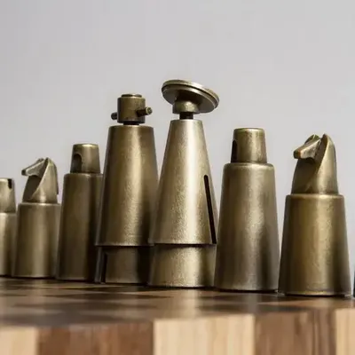 Tables pour hôtels - Chess Set – Échiquier design en bois noble et pièces en aluminium - LIVINGSTONE