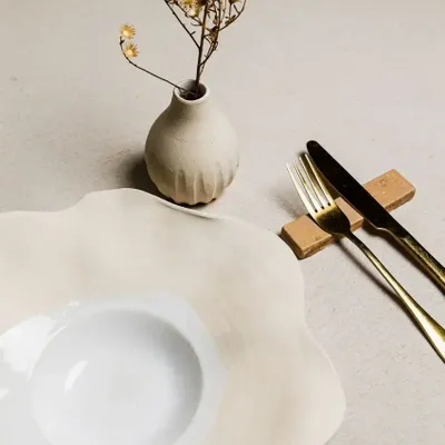 Assiettes de réception - Plaque florale à large rebord - MARIA MONASTERIO CERAMIC