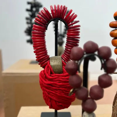 Sculptures, statuettes et miniatures - Prayer bead sculpture in African amber and Bronze - STUDIO JULIA ATLAS
