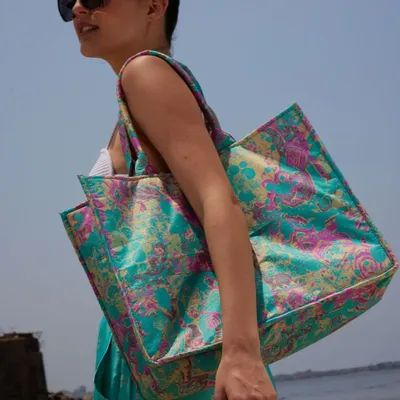 Sacs et cabas - Des sacs fourre-tout recyclés fabriqués à partir de saris d'occasion - I WAS A SARI