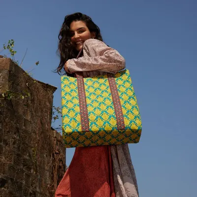 Sacs et cabas - Des sacs fourre-tout recyclés fabriqués à partir de saris d'occasion - I WAS A SARI