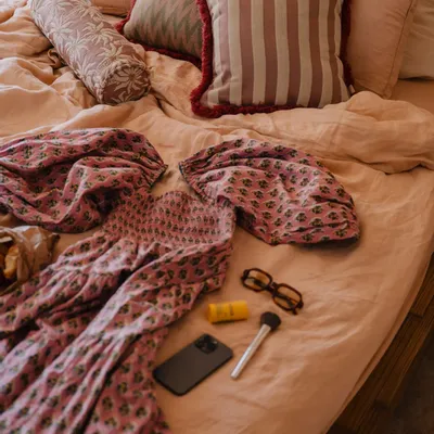 Tissus pour extérieurs - Coussin traversin Laura Rose & Écru - PALAIS SUSTAINABLE LUXURY