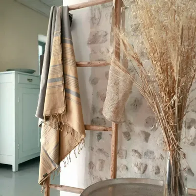 Serviettes de bain - FOUTA EN COTON BIOLOGIQUE - Collection SAND- Couleur SABLE & BLEU DE CHINE - KARAWAN AUTHENTIC