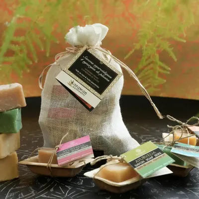 Cadeaux - POCHON 4 MINI SAVONS AYURVEDIQUES - KARAWAN AUTHENTIC