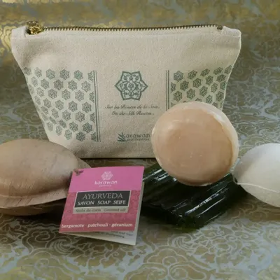 Coffrets et boîtes - TROUSSE CADEAU BIEN-ÊTRE KONJAC ET AYURVÉDA - SOIN RÉGÉNÉRANT - KARAWAN AUTHENTIC