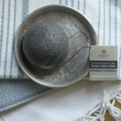 Cosmétiques - EPONGE DE KONJAC BIOLOGIQUE - AU CHARBON DE BAMBOU - EN BOÎTE - KARAWAN AUTHENTIC