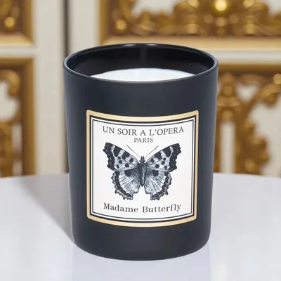 Decorative objects - MADAMA BUTTERFLY - 100% VEGETABLE SCENTED CANDLE - 180GR - UN SOIR A L'OPERA