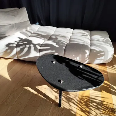 Coffee tables - Coffee table with black stone top - A 3 pattes - Pebble shape - C'EST BIEN FAIT