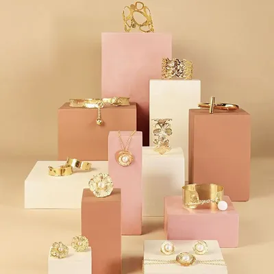 Objets design - Volumes de présentation bois peint - pour bijoux et accessoires - LAVAL 1878