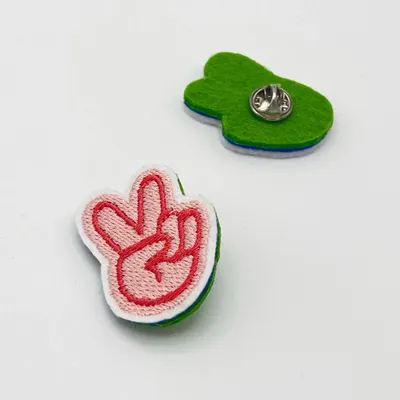 Cadeaux - Pin’s brodé "Peace" – Une touche pop et engagée, faite main en France - PETIT POIRIER