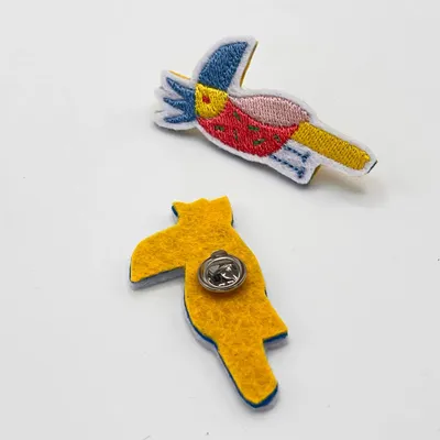 Cadeaux - Pin’s brodé "Toucan" – Un éclat tropical, fait main en France - PETIT POIRIER