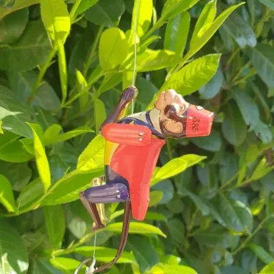 Jouets enfants - Curt, le singe grimpant - BLECHFABRIK