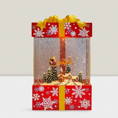 Autres décorations de Noël - Boule à Neige LED Boîte Cadeau de Noël – Scène Village avec Traîneau du Père Noël (LED Blanc Chaud & Musique) – Option DC - BLUE STAR B.V.