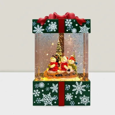 Autres décorations de Noël - Boule à Neige LED Boîte Cadeau de Noël – Famille Bonhomme de Neige en Luge (LED Blanc Chaud & Musique) – Option DC - BLUE STAR B.V.