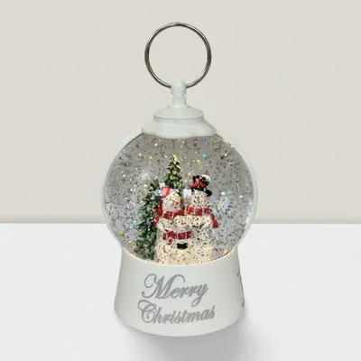 Autres décorations de Noël - Lanterne Boule à Neige LED de Noël – Scène Famille Bonhomme de Neige (Design Blanc « Merry Christmas ») – LED Blanc Chaud – Minuterie & Option DC - BLUE STAR B.V.