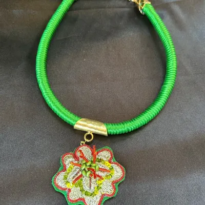 Bijoux - Collier brodé à la main - FIL MAIN