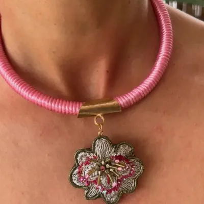 Bijoux - Collier brodé à la main - FIL MAIN