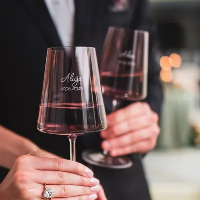 Cristallerie - Vida Verres à vin colorés Slate avec les prénoms des jeunes mariés - 2 pièces 400 ml - PEKALLA CRISTAL GLASS