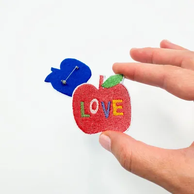 Accessoires enfants - Broche brodée "Love Apple" – Un fruit à croquer, fait main en France - PETIT POIRIER