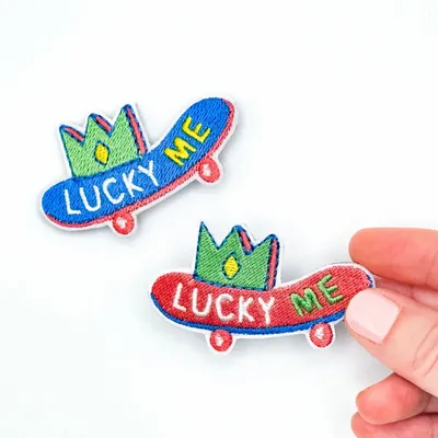 Cadeaux - Pin’s "Lucky Me – Skateboard" — Talisman des esprits libres - PETIT POIRIER