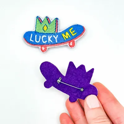 Cadeaux - Pin’s "Lucky Me – Skateboard" — Talisman des esprits libres - PETIT POIRIER