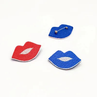 Cadeaux - Broche brodée "KIiss" – Ton talisman Bisou de secours - PETIT POIRIER