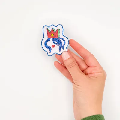 Cadeaux - Broche “Queen, mais libre” – Talisman pour régner à sa façon - PETIT POIRIER