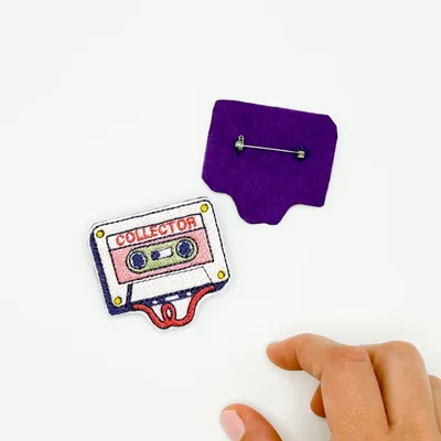 Cadeaux - Broche Brodée “Collector d’instants” – Pour les souvenirs précieux - PETIT POIRIER