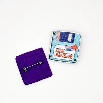 Cadeaux - Broche Brodée “Life Backup” – Sauvegarde émotionnelle activée - PETIT POIRIER