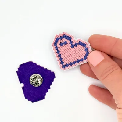 Cadeaux - Broche brodée "Cœur" – L’amour en pixels - PETIT POIRIER