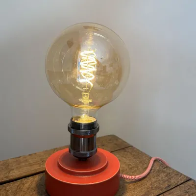 Objets de décoration - Pied de Lampe Gaïa Rouge - Ampoule Tourbillon - LES POTERIES DE SWANE