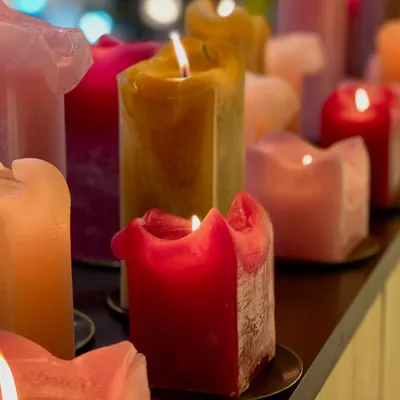 Objets de décoration - Bougies coulées à la main en 75 couleurs - DEKOCANDLE
