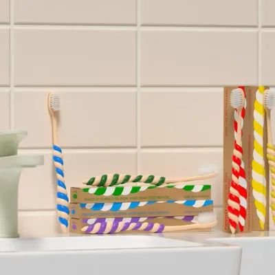 Installation accessories - [TWIZZLEY] CURVED 6 ROWS WIDE HEAD TOOTHBRUSH (CRAYON) - SEOUL DESIGN FOUNDATION