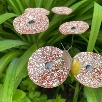 Accessoires de jardinage - Petite fleur en verre aux couleurs transparentes, rouges et blanches - CARNEOL GLASS