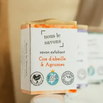 Cosmétiques - Savon bio exfoliant - Cire d'abeille & Agrumes - NOUS LE SAVONS