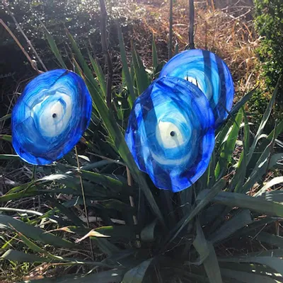 Accessoires de jardinage - Fleur en verre tourbillonnante bleu-blanc foncé (18 cm, tige de 50 cm) - CARNEOL GLASS