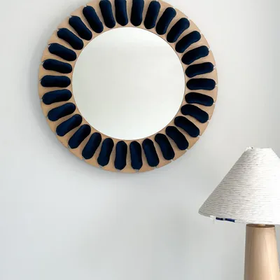 Miroirs - Miroir en velours SUNNY — Cadre sculptural avec cordon en velours fait - PLETOSTUDIO